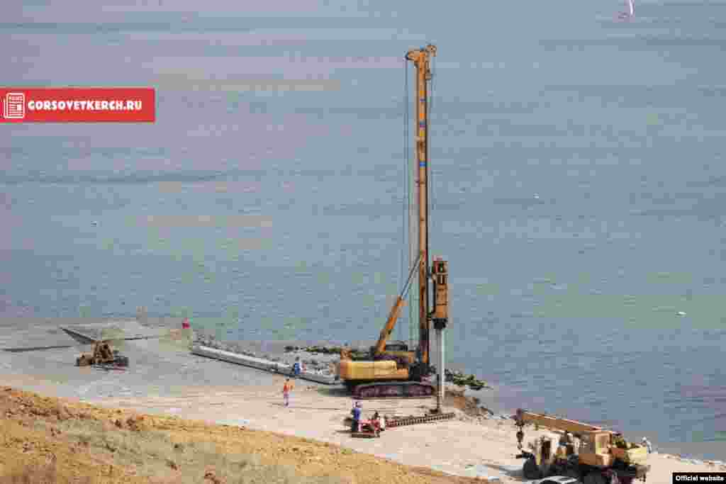 Qırımda Keriç boğazından olacaq köpürniñ birinci diregi qoyuldı, 2015 senesi avgust 16 künü