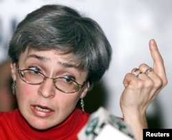 Анна Політковська, кореспондентка «Нової газети», виступає на пресконференції в Москві, 27 лютого 2001 року