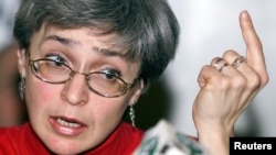 آنا پولیتکووسکایا روزنامه‌نگار سال ۲۰۰۶ در مسکو به ضرب گلوله به قتل رسید