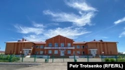 Здание школы в селе в Акмолинской области.