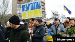 Зокрема, гуманітарну допомогу не пропустили до Мелітололя (на фото – акція протесту проти російської окупації в Мелітополі, 7 березня 2022 року)