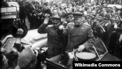 Маршал Советского Союза Иван Конев (справа) в Праге, май 1945 года