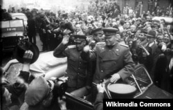 Маршал СССР Иван Конев (в центре), будущий первый командующий ВС ОВД, в освобожденной от нацистов Праге, май 1945 года