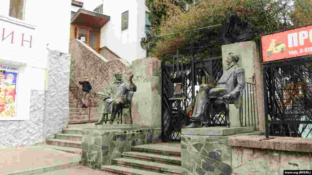 Скульптуры встречают посетителей у входа в &laquo;Дом творчества художников им. Коровина&raquo;