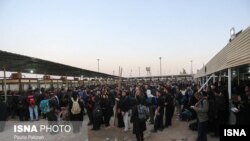 Iranian pilgrims returning from Iraq and searching for transportation back to their homes-- 31 Oct 2018