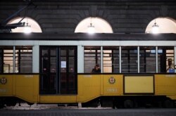 Міланський трамвай з двома пасажирами у салоні, березень 2020 року