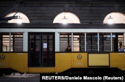 Міланський трамвай з двома пасажирами у салоні, березень 2020 року