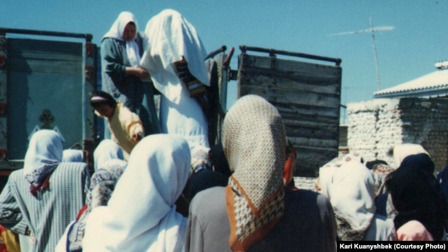 Невеста перед казахским свадебным обрядом "беташар" и знакомством с родней будущего мужа. Бендер-Туркмен, 1998 год.