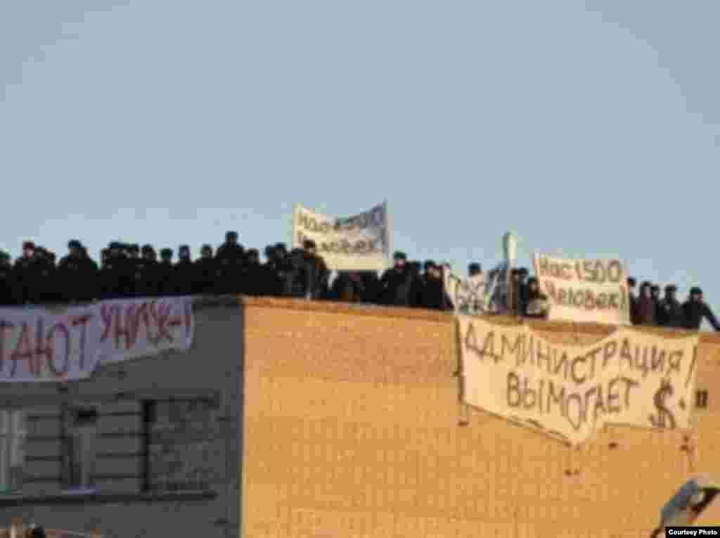 &nbsp;вышка на промзоне колонии, заключенные держат плакат с призывом о помощи