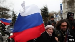 Пожилая женщина позирует с российскими мотобайкерами в центре Севастополя, 16 марта 2014 года