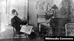 1884 елда Исмәгыйль Гаспралы (Гаспринский) Кырымның Бакчасарай шәһәрендә беренче ысуле җәдит мәктәбен ачып җибәрә