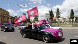 Поддржувачи на албанските социјалисти слават во Тирана.