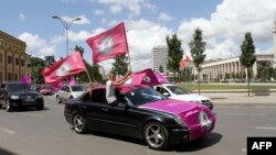 Suporteri ai opoziției socialiste celebrează victoria în alegerile generale, Tirana, 25 iunie 2013.