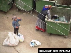 Женщина и мальчик собирают пластиковые бутылки в Ашхабаде. 16 января 2014 года