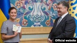Maria Gaidar pasi e mori pasaportën ukrainase nga presidenti Petro Poroshenko