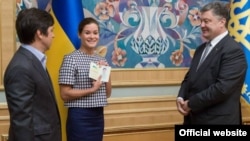 Мария Гайдар получает украинский паспорт - 4 августа 2015 года
