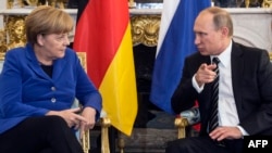 Германия канцлері Ангела Меркель (сол жақта) және Ресей президенті Владимир Путин. Париж, 2 қазан 2015 жыл.
