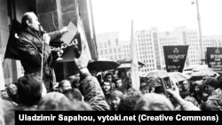 Зянон Пазьняк выступае на «Чарнобыльскім шляху» ў Менску 26 красавіка 1989 году. Фота: Уладзімер Сапагоў, vytoki.net