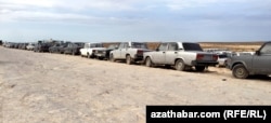 Машины стоят в ряд на казахстанско-туркменской границе. Иллюстративное фото.