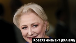 Dăncilă primită cu răceală la Iași de câțiva protestatari