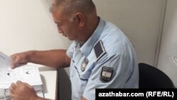 Представитель миграционной полиции в аэропорту Северного Кипра, август, 2018 