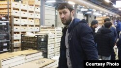 Узбекистанец, подаривший больным российским детям фрукты. Фото из соцсети.