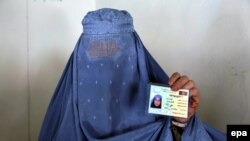 یک خانم رای دهنده افغان.