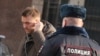 Алексей Навальный у здания Следственного комитета РФ, куда он был вызван для дачи объяснений в рамках проверки Фонда борьбы с коррупцией