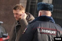 Алексей Навальный у здания Следственного комитета России, 16 января 2014
