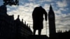 Statuia lui Winston Churchill lângă Big Ben și parlamentul din Londra. Presa britanică vede țara ca «alunecând spre haos».