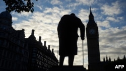 Winston Churchill-in Parlament meydanındakı heykəli axşam saatlarında