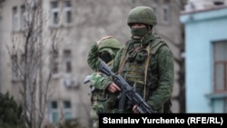 Вооруженные российские солдаты в Симферополе, март 2014 года