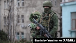 Вооруженные российские солдаты в Симферополе, 2 марта 2014 года 