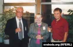 Аляксандар Лукашук з Генадзем Бураўкіным і Івонкай Сурвілай. Прага, 2004 год