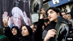 Люди держат фотографии бывшего иранского президента Али Акбара Хашеми Рафсанджани на его похоронах в Тегеране. 10 января 2017 года..