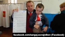 Депутат Госсовета Крыма Сергей Шувайников с сыном Ваней на избирательном участке 