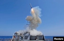 Запуск ракеты "Томагавк" с американского военного корабля в Средиземном море