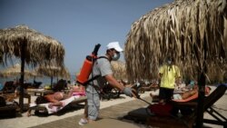 Дезинфекция на пляже в Афинах.