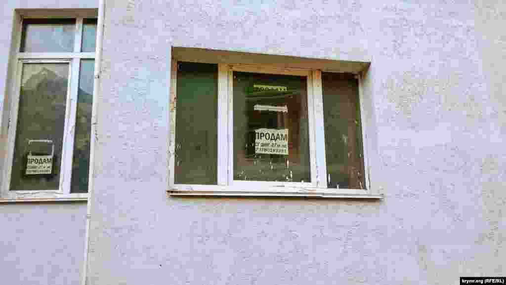 Оголошення на вікнах говорять про початок продажу приміщень