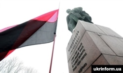 Червоно-чорний прапор біля пам'ятника Тарасу Шевченку в Києві, 9 березня 2018 року