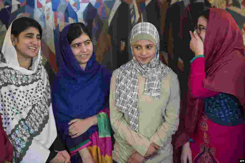 Нобел Тынчтык сыйлыгын тапшыруу аземинин алдында пакистандык активистка Малала Юсуфзай өз санаалаштары менен сүрөткө түшүүдө. Осло, 9-декабрь. (Odd Andersen, AFP).