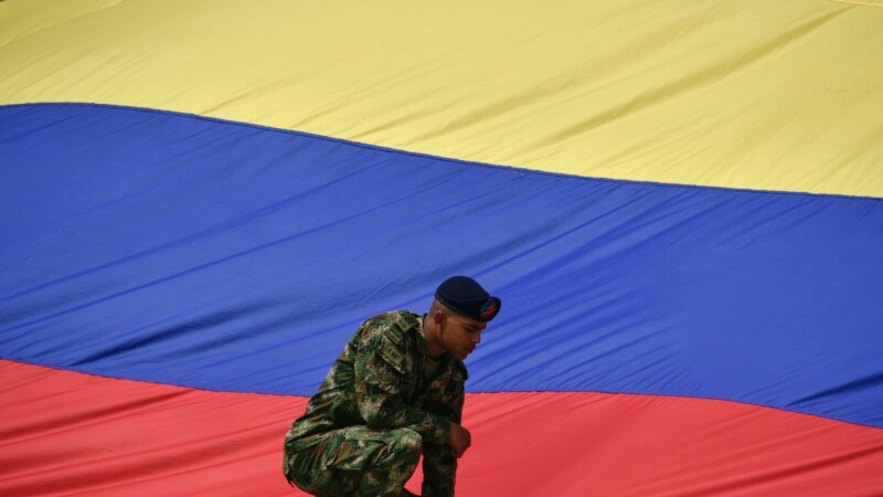 Колумбиянын президенти отурган тик учак куралдуу кол салууга кабылды