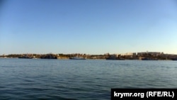 Корабли в кильватерном строю в акватории Севастопольской бухты