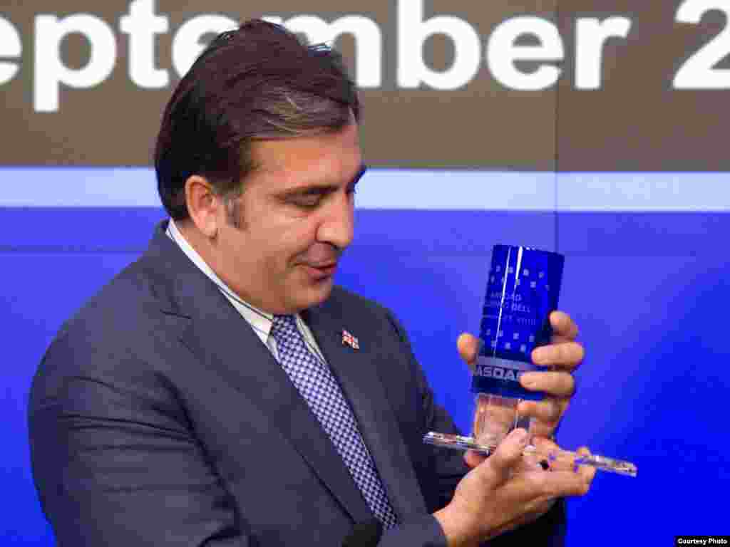 მიხეილ სააკაშვილს მასპინძლებს დაპირდა, რომ სუვენირს თავისი კაბინეტის მაგიდაზე დადგამს - 21 სექტემბერს, ადგილობრივი დროით 16 საათზე, საქართველოს პრეზიდენტმა მიხეილ სააკაშვილმა ბოლო ზარის დარეკვით დაასრულა ვაჭრობა მსოფლიოს ერთ-ერთ უდიდეს საფონდო ბირჟაზე - NASDAQ-ზე. ნიუ იორკის ტაიმს სკვერზე გამართულ ამ ღონისძიებაზე მისასალმებელი სიტყვა წარმოთქვა NASDAQ-OMX-ჯგუფის აღმასრულებელმა ვიცე-პრეზიდენტმა ედვარდ ნაიტმა.