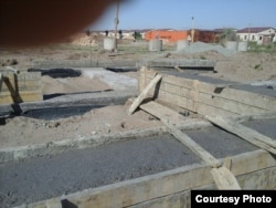 Строительство индивидуальных домов по типовому проекту в сельской местности в Узбекистане.