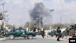 Авганистанските сили ја обезбедуваат областа по нападот на воената болница во Кабул. 8 март 2017 година. 