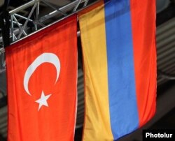 Türkiyə və Ermənistan bayraqları