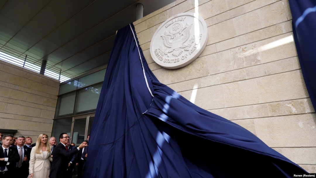 Министр финансов США Стивен Мнучин и Иванка Трамп на церемонии открытия посольства