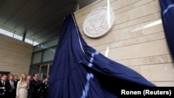 Министр финансов США Стивен Мнучин и Иванка Трамп на церемонии открытия посольства