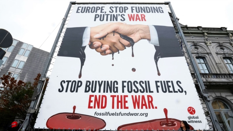 «Каждая копейка от экспорта идет на оплату зверств». Хватит ли Кремлю нефти и газа на финансирование войны?